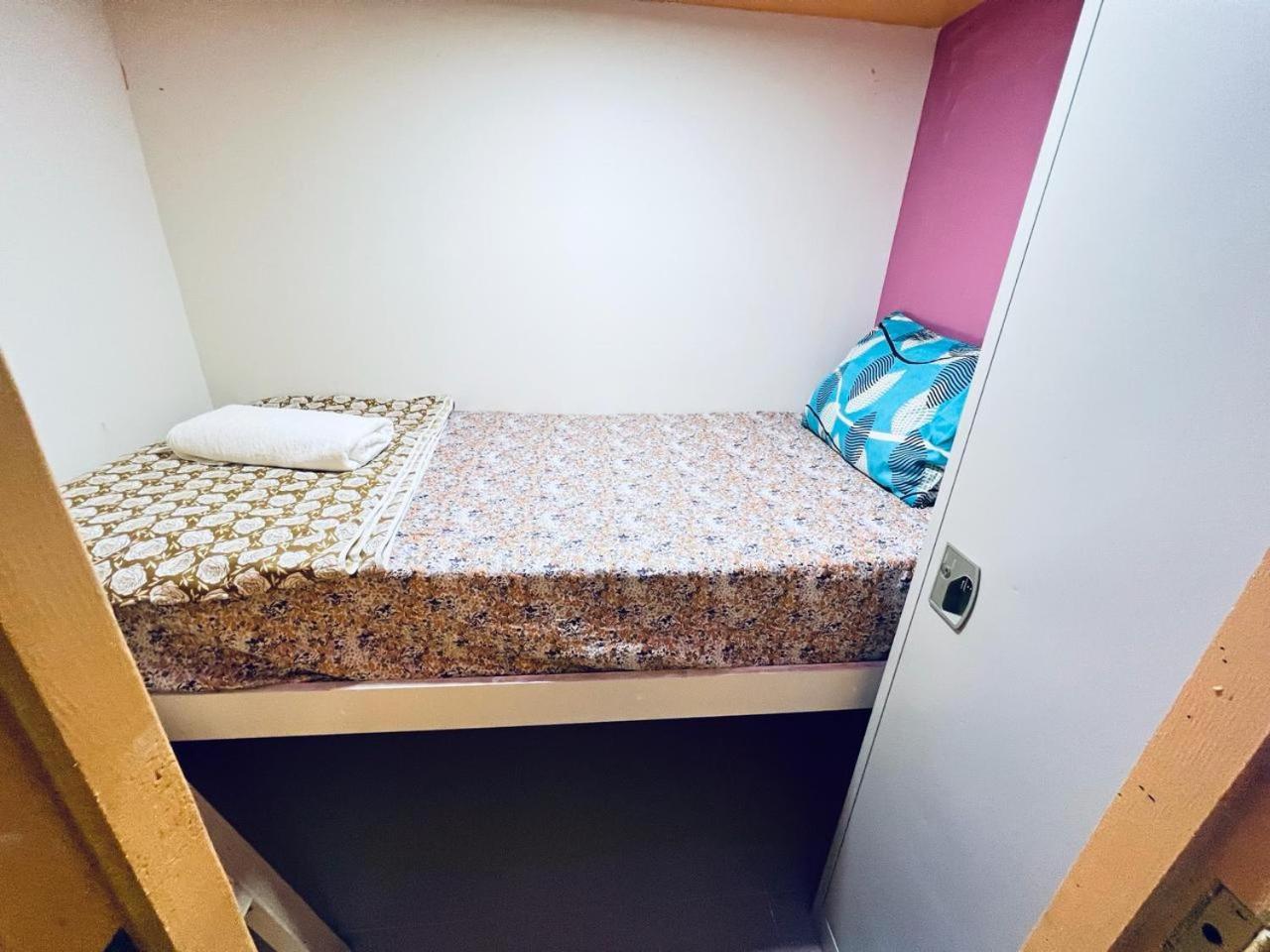 Appartement Moon Backpackers Burjman Exit 2, Family Partitions, Loft Partitions, à Dubaï Extérieur photo